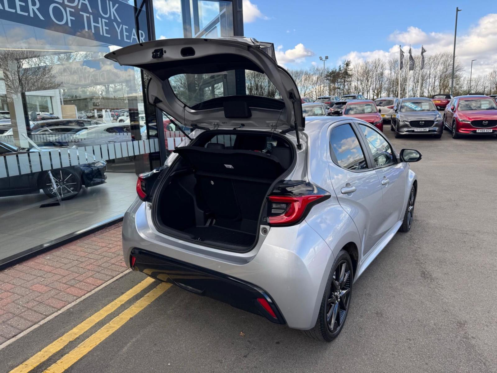2024 Mazda Mazda2 Hybrid thumbnail 9