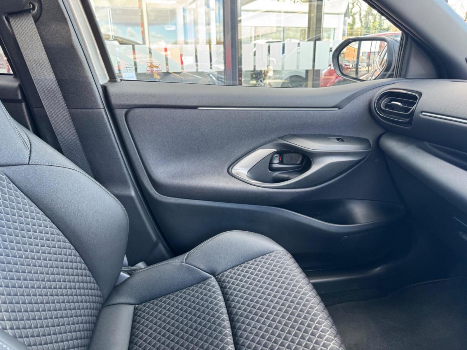 2024 Mazda Mazda2 Hybrid thumbnail 16