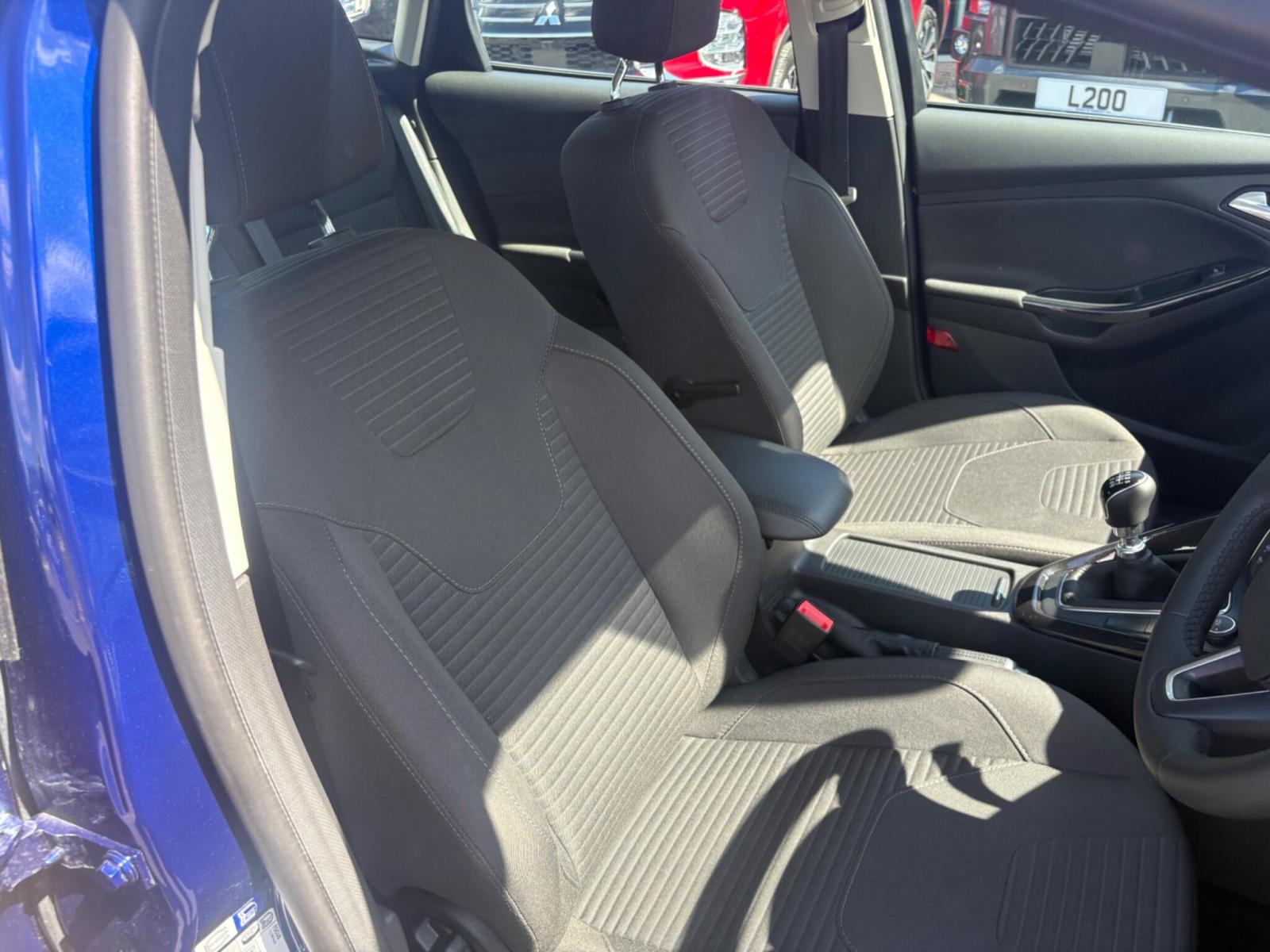 2018 Ford Focus thumbnail 15