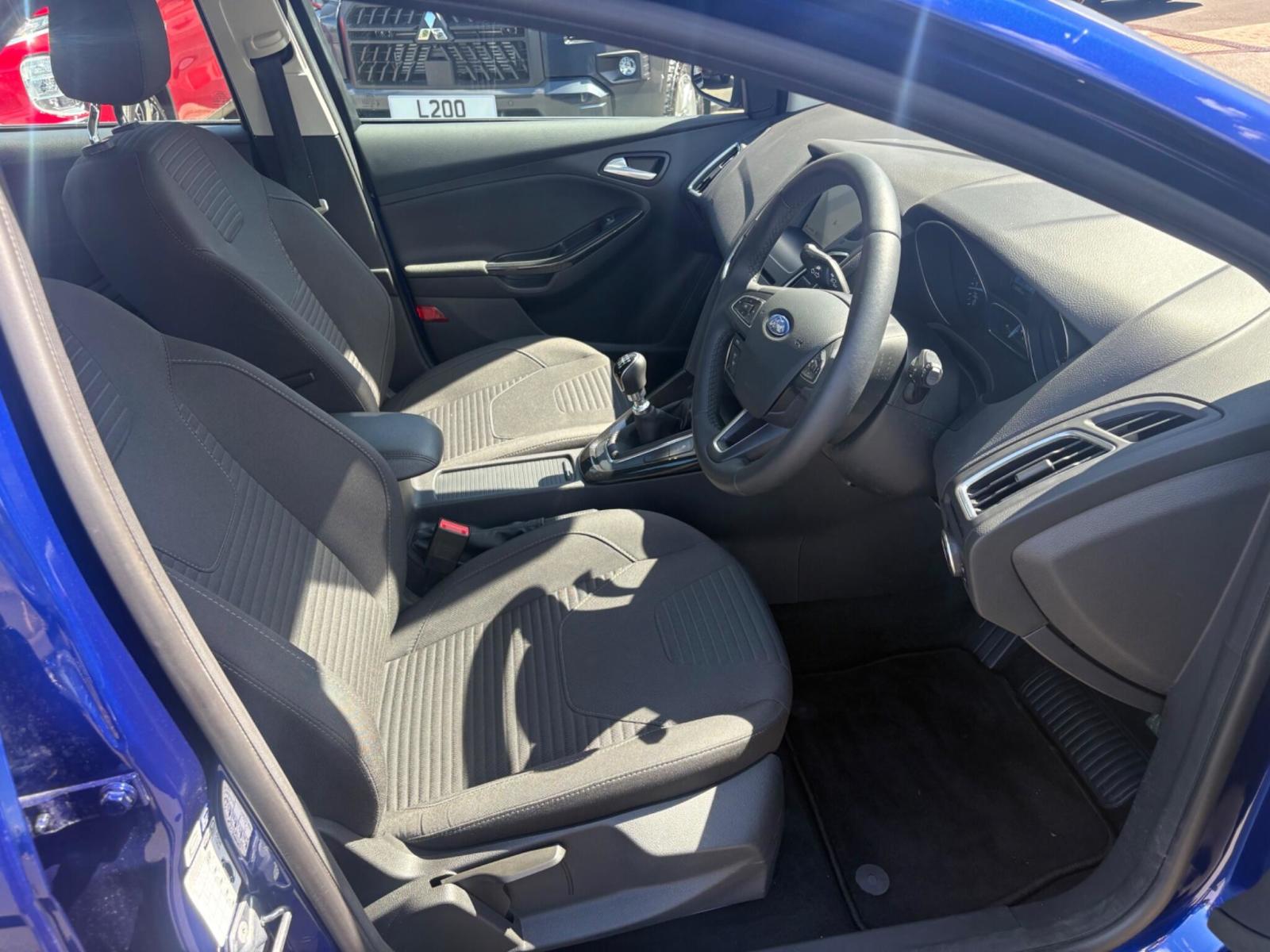 2018 Ford Focus thumbnail 16